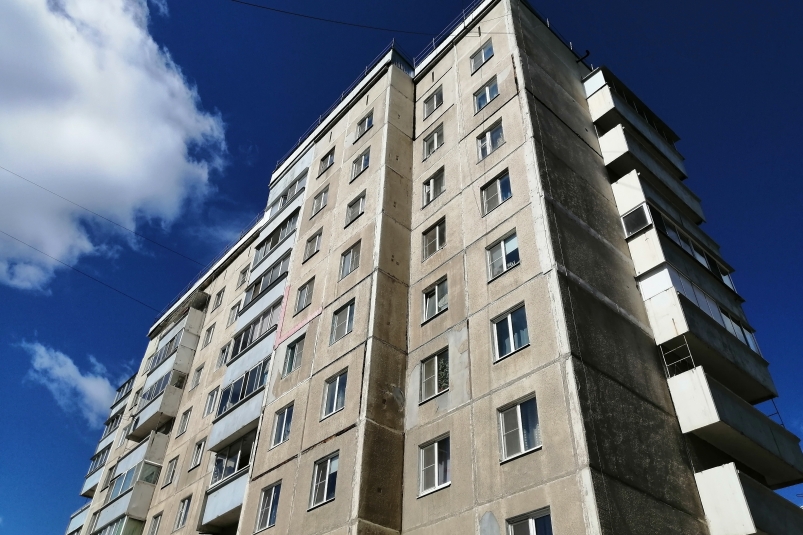 Во Владивостоке ребенок выжил после падения из окна четвертого этажа