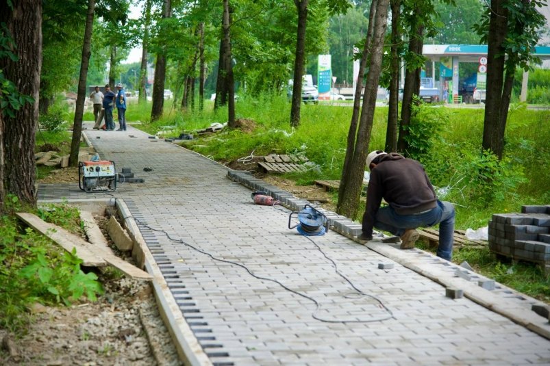 Завершаются работы по благоустройству территории  у сквера им. Бумагина в Биробиджане