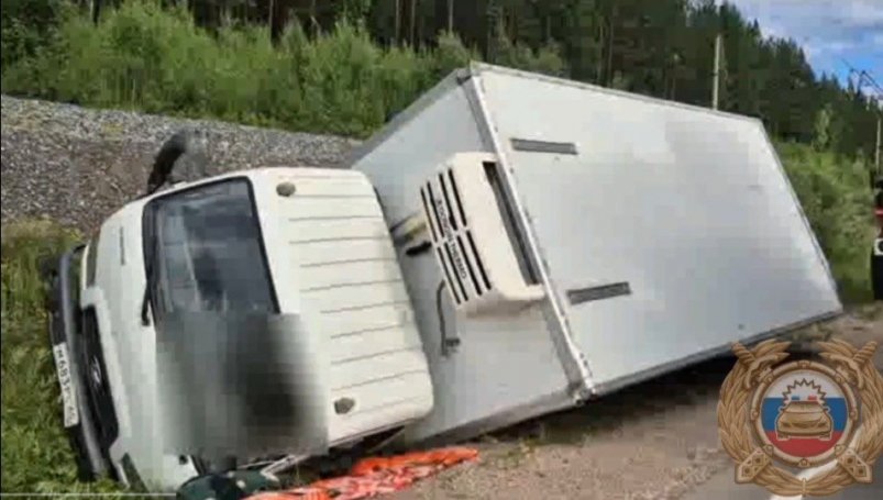 Водитель погиб после опрокидывания грузовика в Усть-Куте