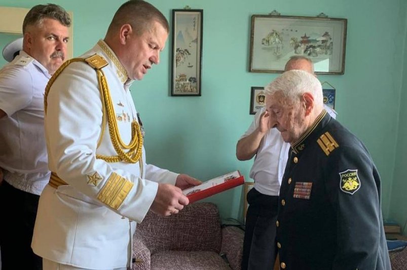 Командующий ТОФ поздравил старейшего в мире ветерана-подводника ВОВ с наступающим Днём ВМФ