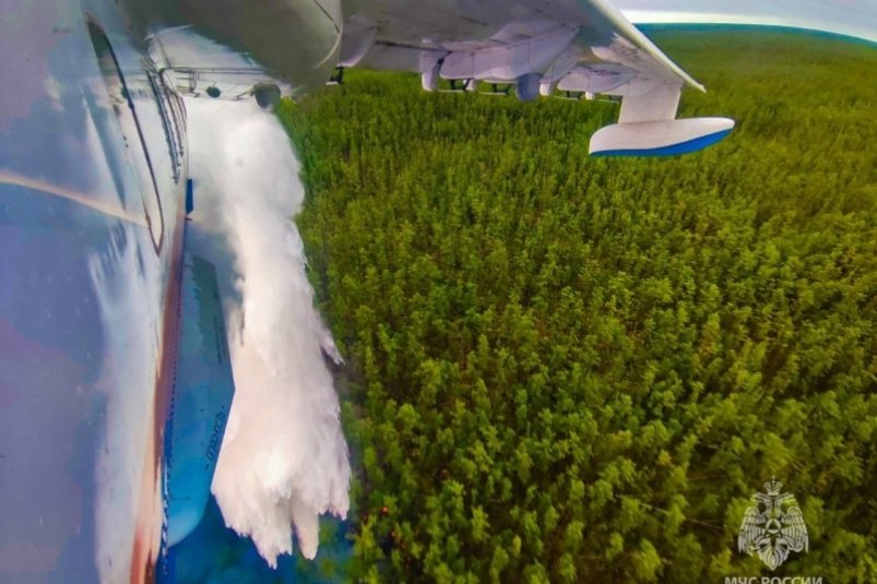 Авиацией МЧС России за сутки слито свыше 300 тонн воды на кромки пожаров в Якутии