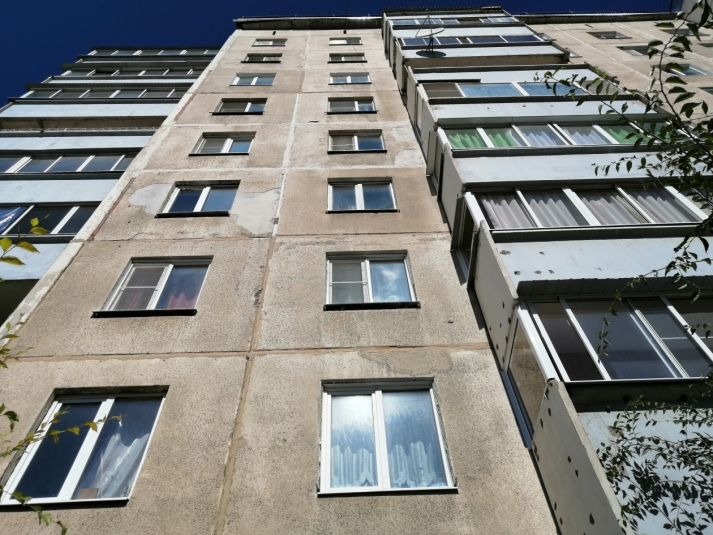 Двухлетний ребенок выпал из окна седьмого этажа одного из домов Владивостока