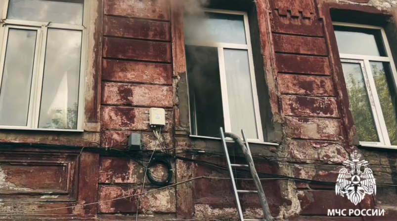 Двухуровневая квартира горела в Иркутске, эвакуировались 18 жильцов