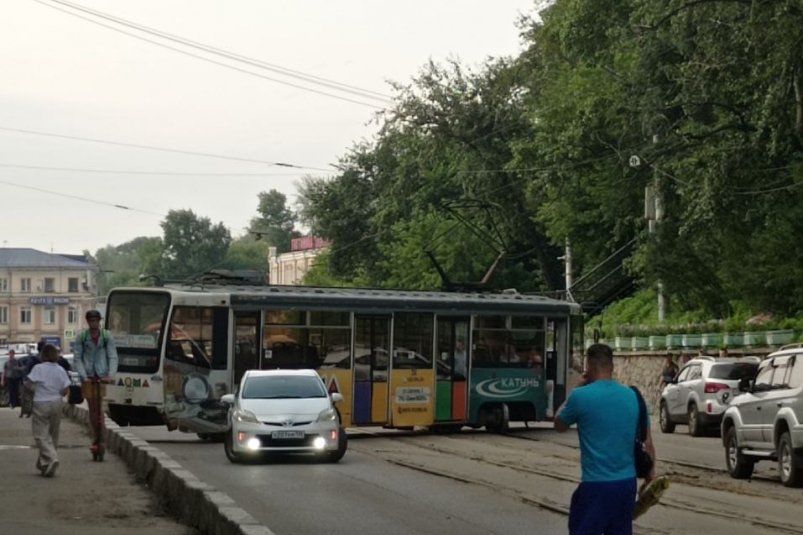 Трамвай развернуло поперек дороги около вокзала в Иркутске