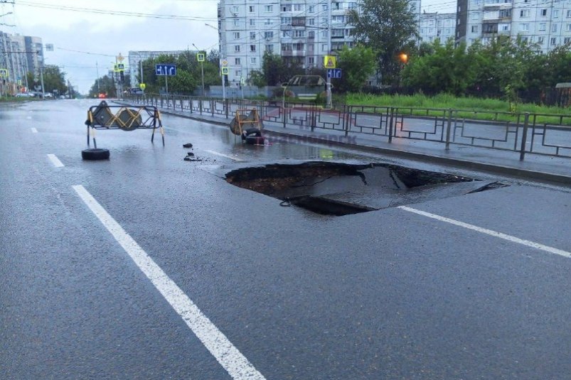 На улице Воронова в Красноярске из-за дождей провалился асфальт