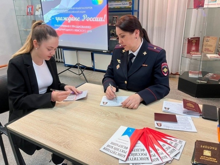 В Комсомольске-на-Амуре сотрудники полиции торжественно вручили школьникам паспорта