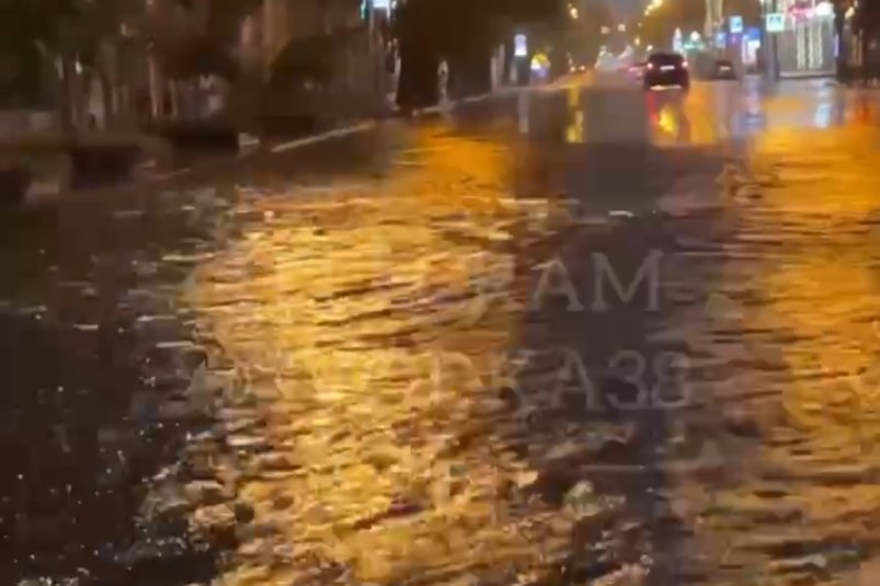 Видео подтопленных улиц Иркутска после сильного ливня появилось в соцсетях