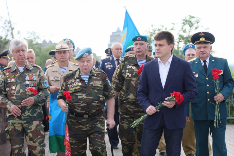 Михаил Котюков возложил цветы к памятнику воинам-интернационалистам