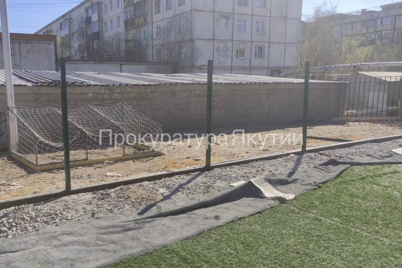 На подростка упали футбольные ворота на территории школы в Якутске