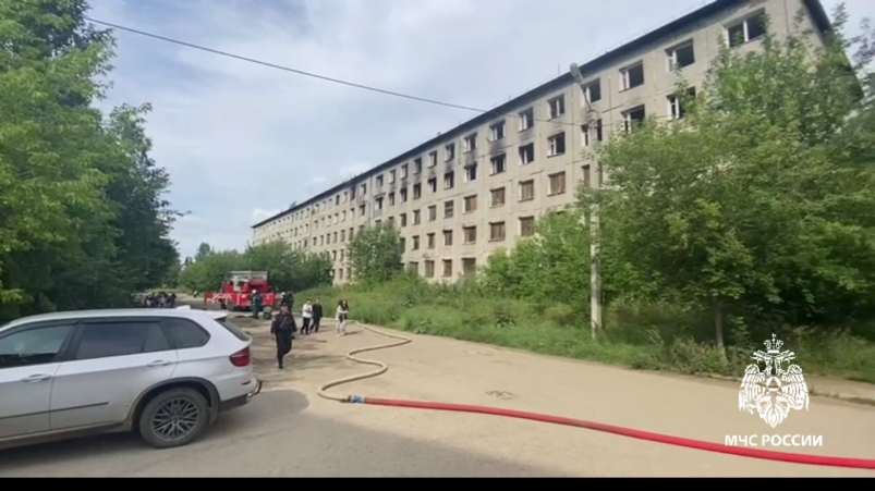 Заброшенная пятиэтажка горит на улице Советская в Иркутске