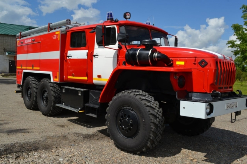 Автомобиль спасли пожарные при возгорании гаража в Биробиджане