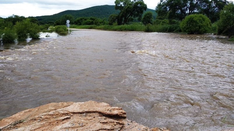 Большая вода нарушила дорожное сообщение в Ханкайском округе Приморья