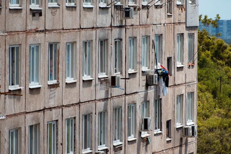 Страшно выйти уже: женщина выглянула в подъезд и не поверила глазам - подробности