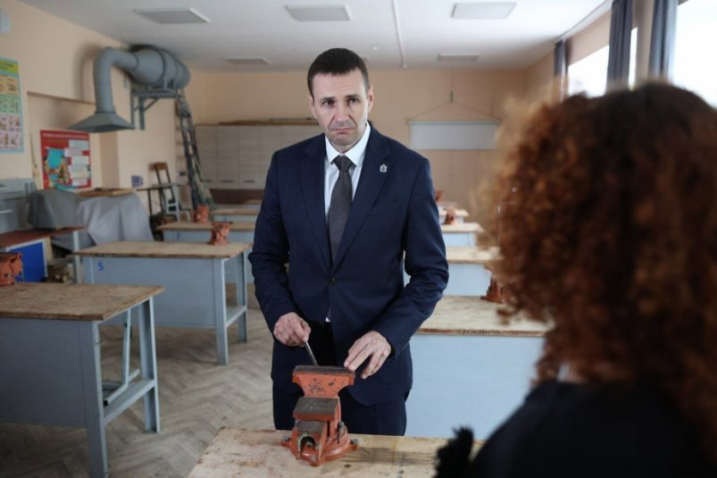 Дмитрий Демешин нашел решение для скорейшего начала ремонта школы в Хабаровском районе