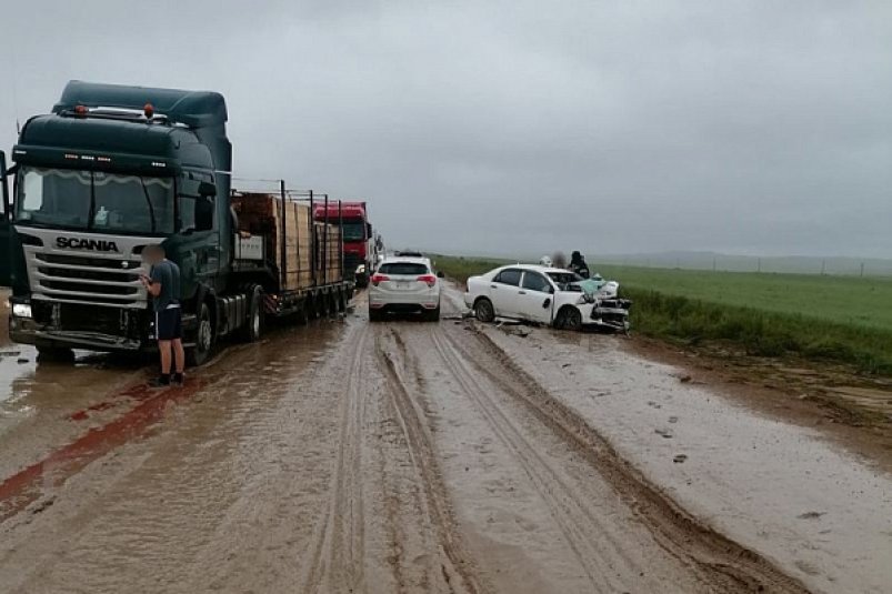 В Мухоршибирском районе Бурятии легковушка влетела во встречный большегруз