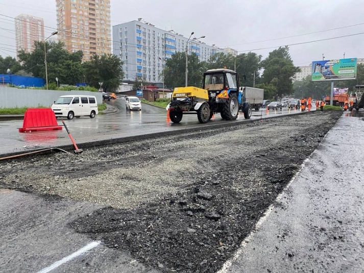 Во Владивостоке на Океанском проспекте обновляют дорожную инфраструктуру