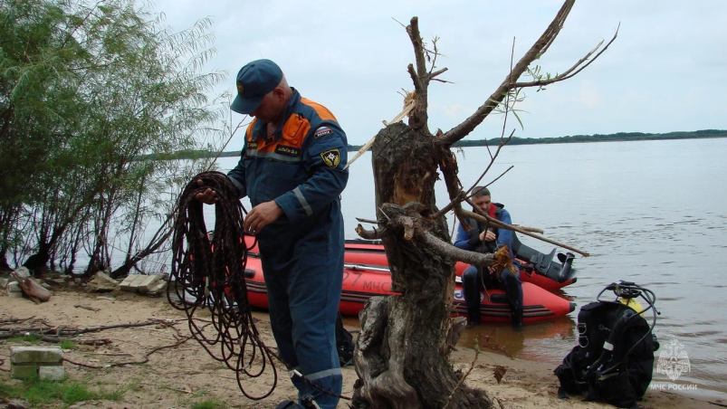 Водолазы МЧС России подняли на поверхность тело утонувшего при купании молодого человека