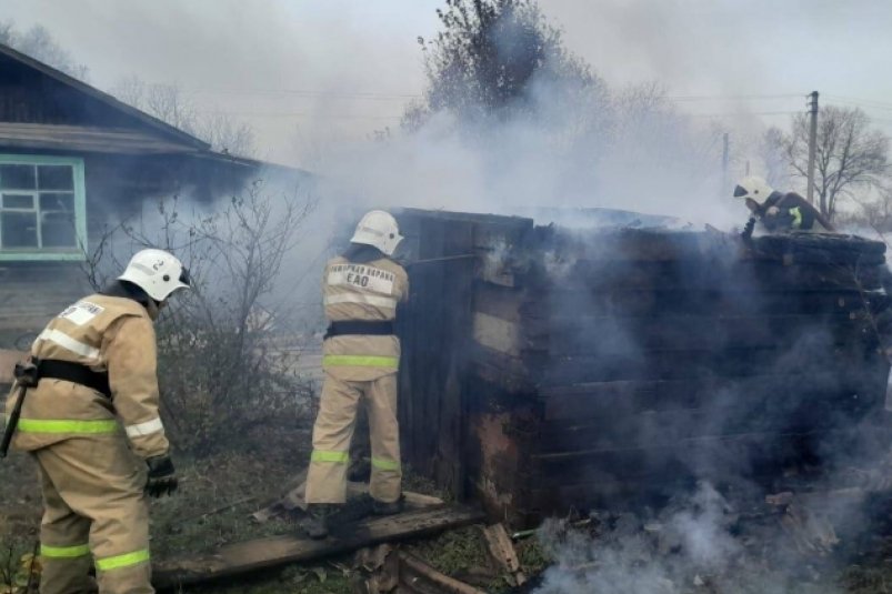 Сгорела баня из-за поджога и едва не вспыхнул жилой дом в с. Благословенном ЕАО