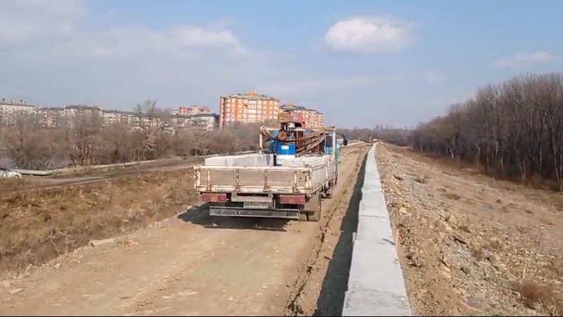 В Уссурийске завершается строительство защитной дамбы протяженностью более 1,6 км