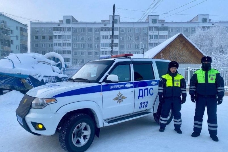 В Якутии инспекторы ДПС помогли девушке, чья машина заглохла на трассе в сильные морозы