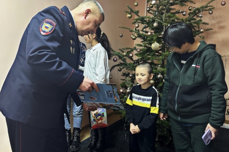 Новогодние желания детей исполнили полицейские Хабаровского края