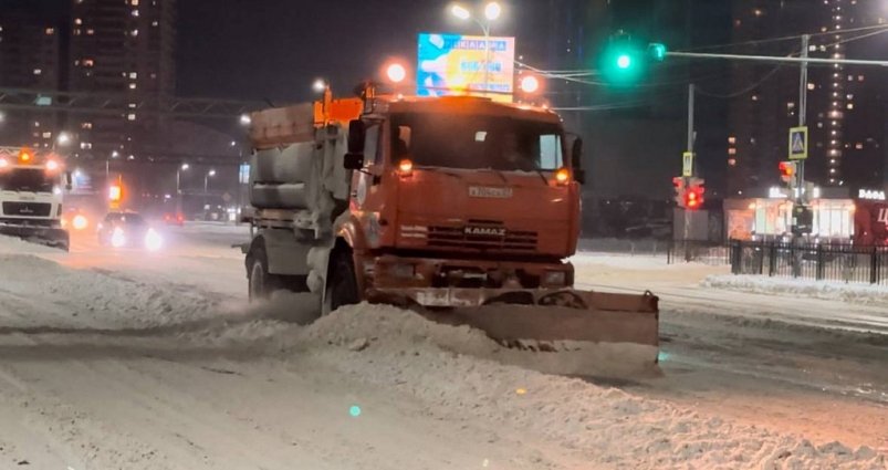 Уборка снега в Хабаровске после циклона продолжается