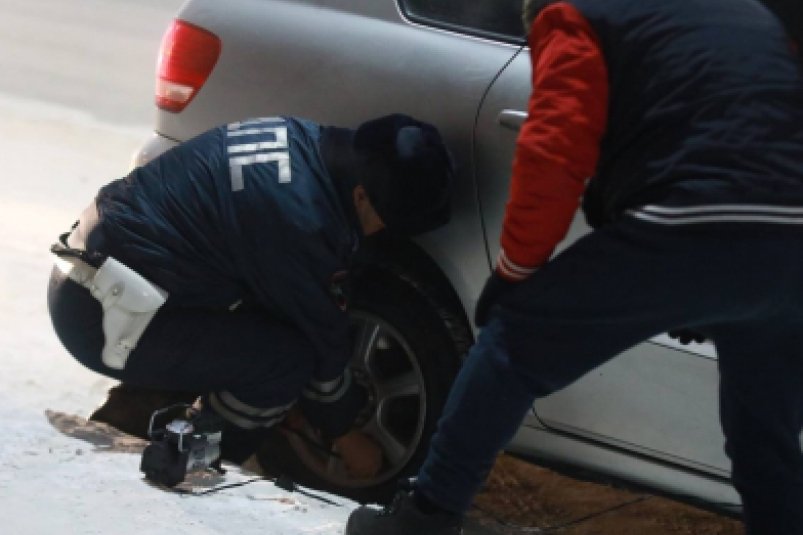 В Якутске водитель поблагодарил автоинспекторов за помощь на дороге