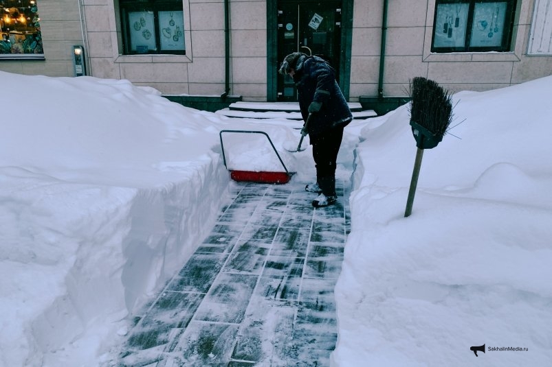 Четвертый день циклона в Южно-Сахалинске. Город надел снежную 