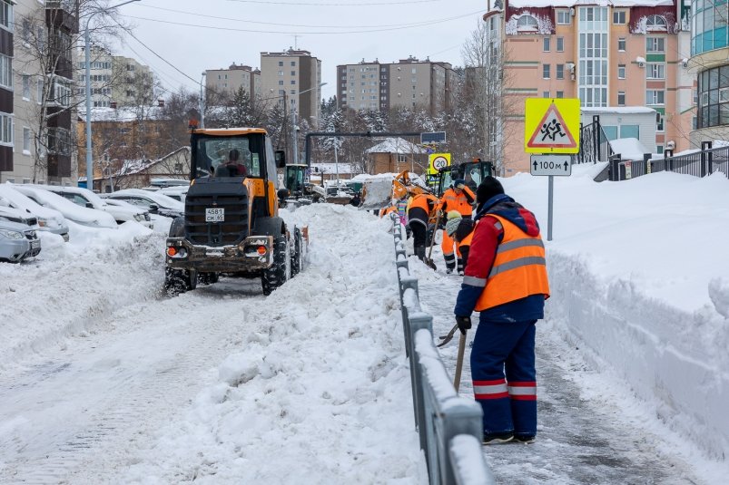 Мэр Южно-Сахалинска проверил расчистку дворов от последствий трехдневной метели