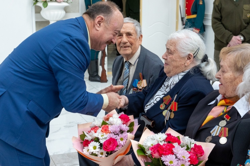 Медалями к 80-летию Победы наградили сахалинских тружеников тыла и узников концлагерей