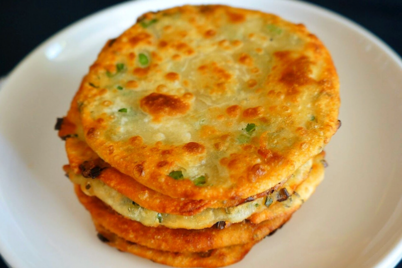 Лепешки с зеленым луком на сковороде – вкуснее пирожков и намного проще