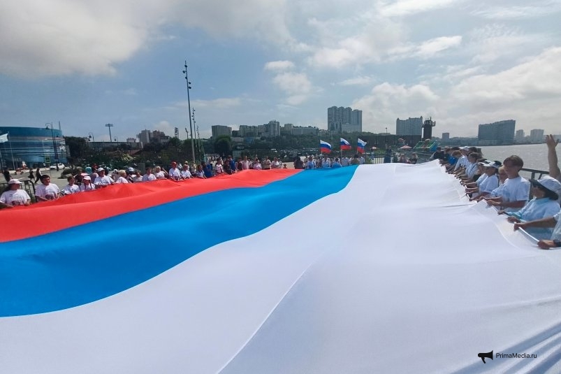 На Спортивной набережной во Владивостоке развернули российский триколор - PrimaMedia: Лента новостей, 22.08.2026
