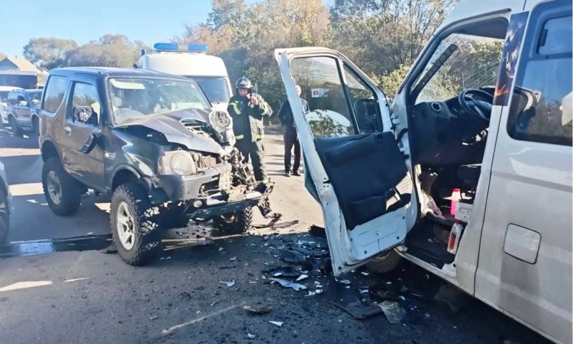 В Приморье жестко столкнулись муниципальный автобус и джип — пострадали четверо - NakhodkaMedia: Лента новостей, 03.10.2026