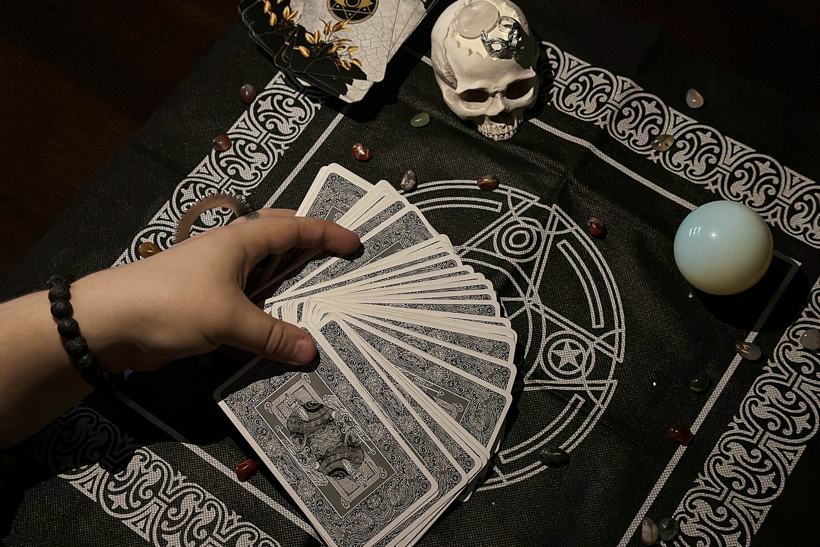 Таро, числа и тёмная магия: эзотерический рынок Приморья перенасыщен и буксует