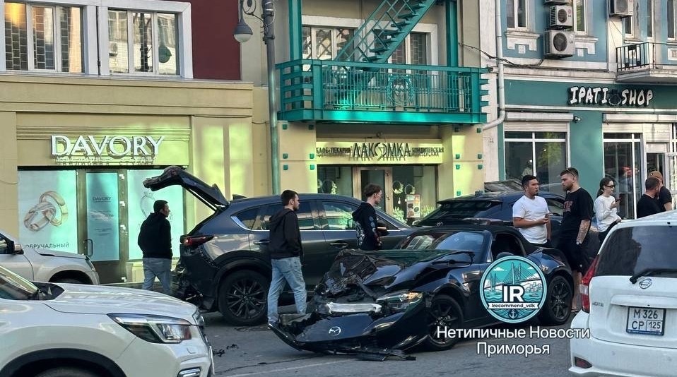 &quotМорда в кашу&quot: массовое ДТП из пяти машин парализовало центр Владивостока Tg-канал &quotНетипичные новости Приморья&quot