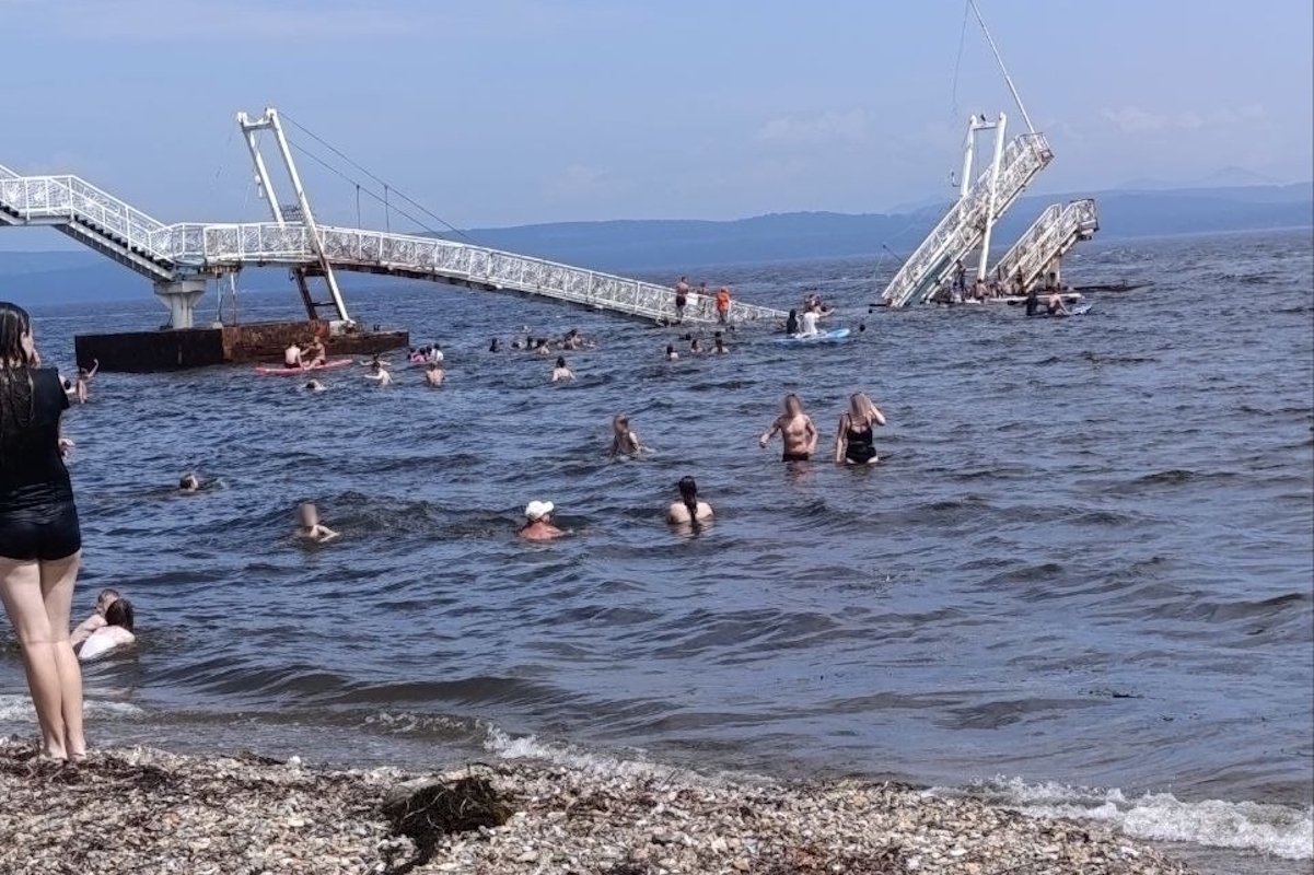 Пешеходный мост обрушился на пляже Большая Тавайза в Артёме тг-канал Newsbox24 (18+)
