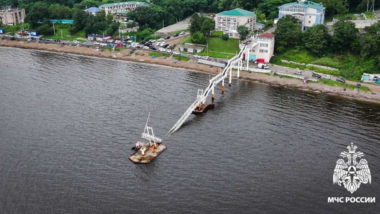 Пешеходный мост обрушился на пляже Большая Тавайза в Артёме пресс-служба ГУ МЧС России по Приморскому краю