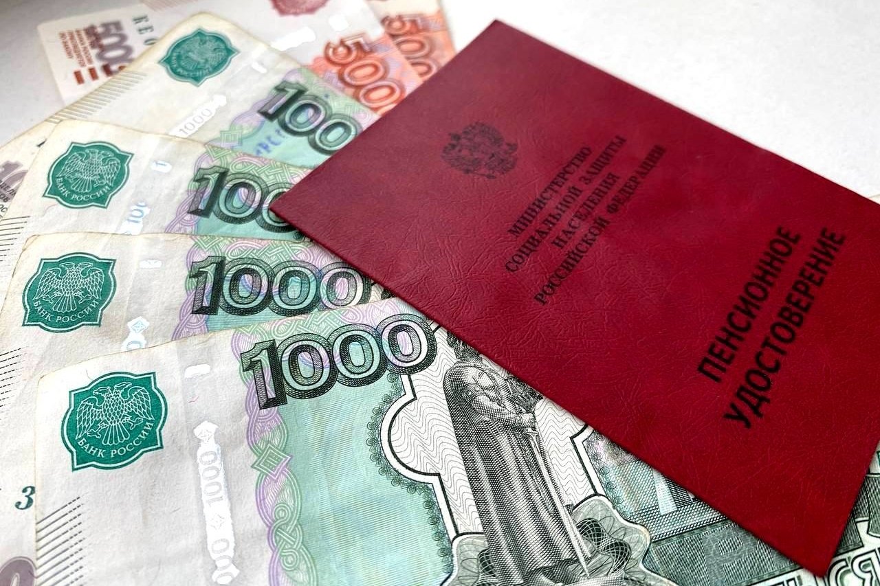 Деньги и пенсионное удостоверение Валерия Панфилова, ИА PrimaMedia