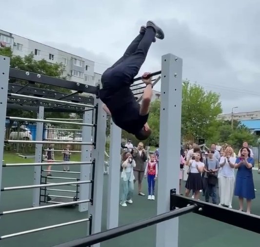 Олег Кожемяко на турнике Скрин из видео ТГ-канала Макара Руденчика (18+)