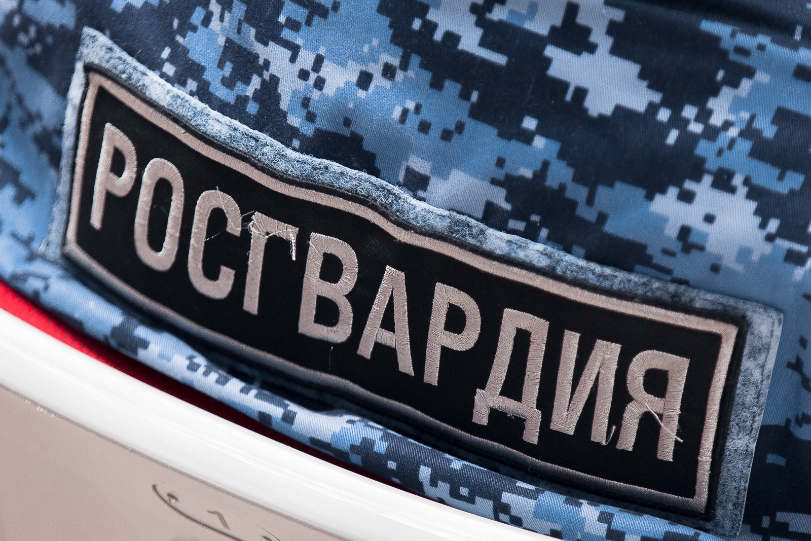 Росгвардейцы задержали полуголого мужчину, бросавшегося под машины у ресторана «Супра» во Владивостоке
