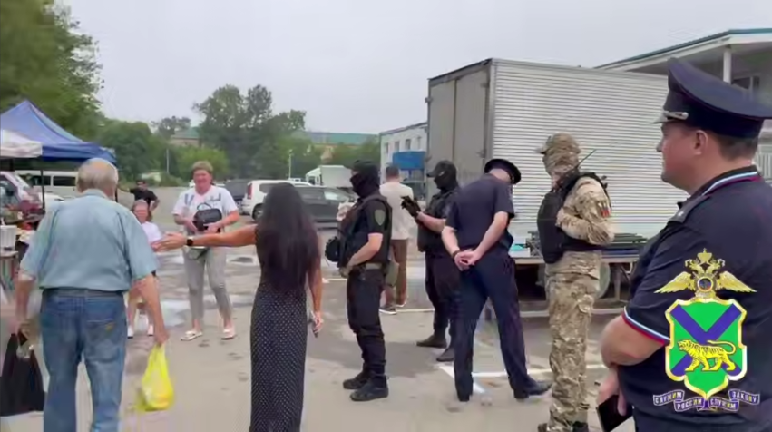 Рейд полиции Владивостока против нелегальной торговли Кадр из видео с тг-канала краевого УМВД (18+)