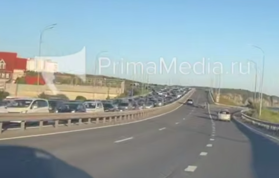 Многокилометровый затор сковал дорогу с Русского острова во Владивосток ИА PrimaMedia