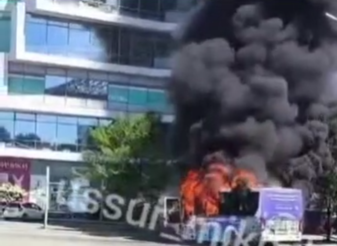 В центре Артема прямо сейчас полыхает пассажирский автобус телеграм-канал Svodka25