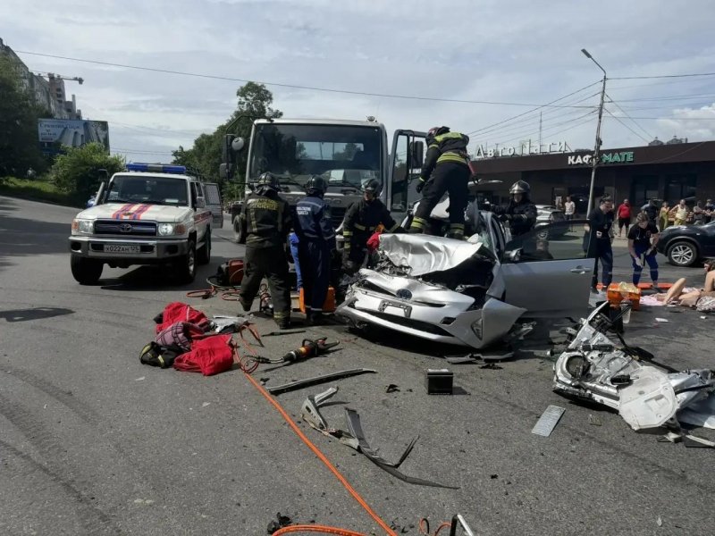 Четверо, включая девочку, пострадали в ДТП между Toyota Prius и грузовиком во Владивостоке пресс-служба УМВД России по Приморскому краю