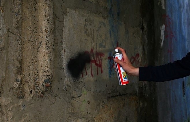 Граффити с наркорекламой уничтожают во Владивостоке пресс-служба УМВД России по Приморскому краю