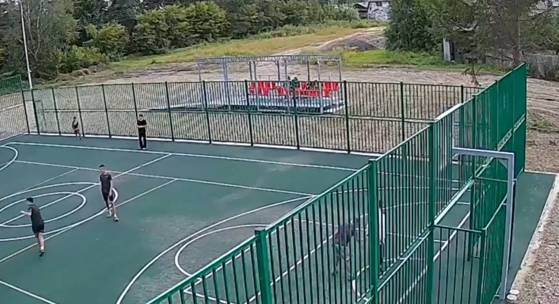 Подросток устроил &quotдемонтаж&quot трибун на спортивной площадке в Дальнереченске Скриншот из видео в ТГ-канале (18+) Полиции Приморья