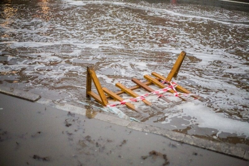 Ливень превратил лестницу у дома на Нейбута в опасный водопад