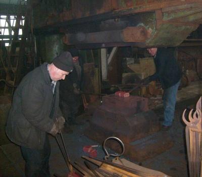 В кузнечном цеху идет обработка бронзовых заготовок В кузнечном цеху идет обработка бронзовых заготовок