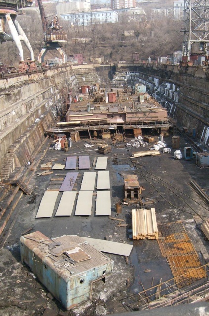 в сухом доке идет ремонт понтона предназначенного для перевозки грузов на остров Русский в сухом доке идет ремонт понтона предназначенного для перевозки грузов на остров Русский